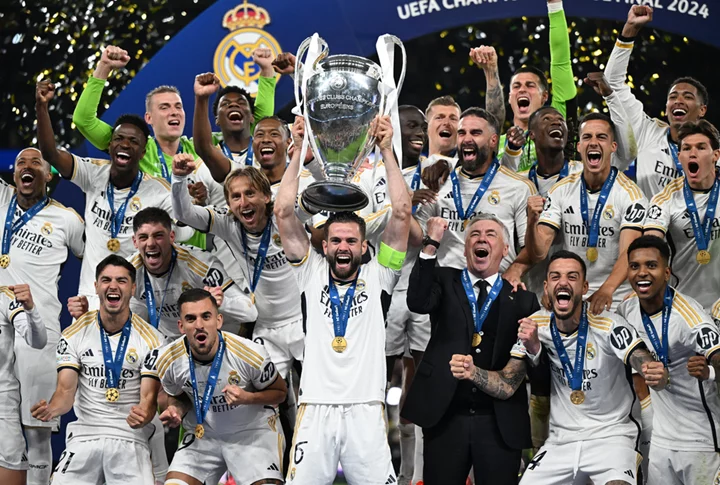 ảnh bìa Ronaldo Khoảnh khắc nâng cúp vô địch.