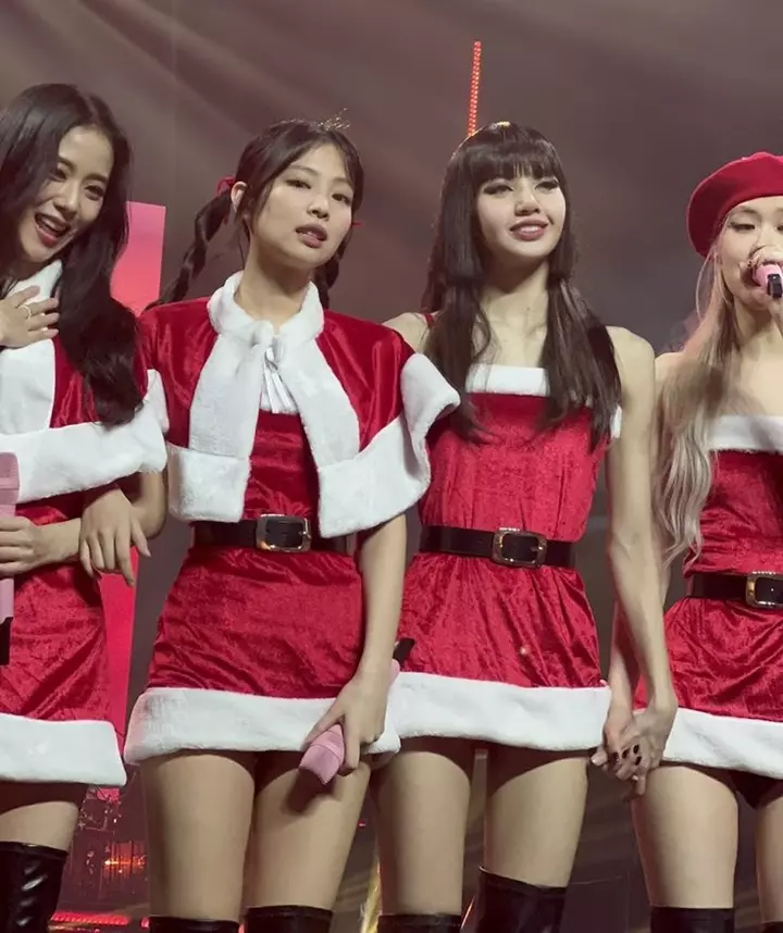 Ngắm Nhìn Loạt Ảnh Giáng Sinh Của BlackPink Siêu Đáng Yêu, Gây Sốt