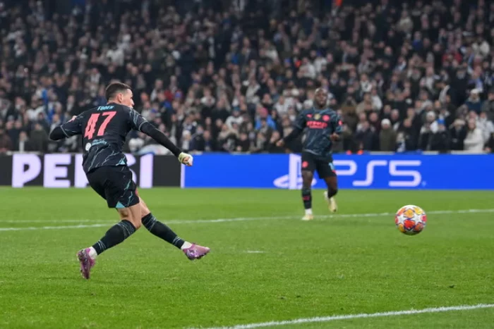 Ảnh cầu thủ Foden thi đấu tại Champions League.