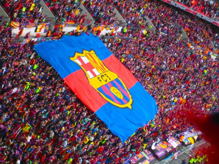 ảnh cờ Barca tung bay trên khán đài
