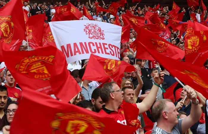 ảnh cờ Manchester United tung bay trên khán đài
