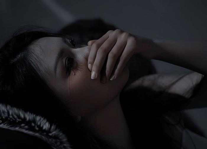 Hình Cô Gái Buồn Khóc cô đơn