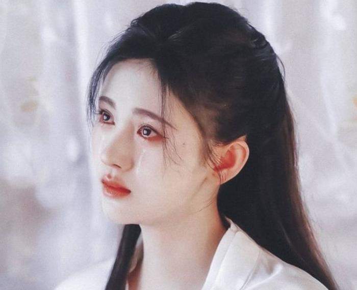 hình ảnh cô gái ngồi buồn đau khổ