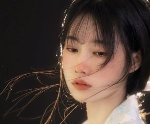 ảnh cô gái ngồi buồn