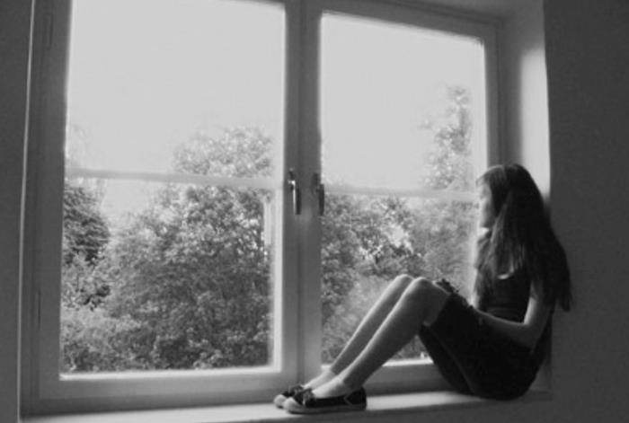 cô gái ngồi bên cửa sổ đen trắng