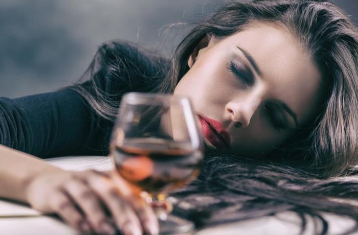 hình ảnh cô gái buồn uống rượu say ngủ