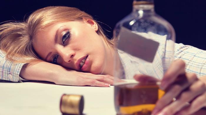 hình ảnh cô gái buồn uống rượu đau khổ