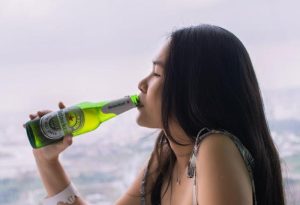Hình ảnh cô gái buồn uống bia rượu