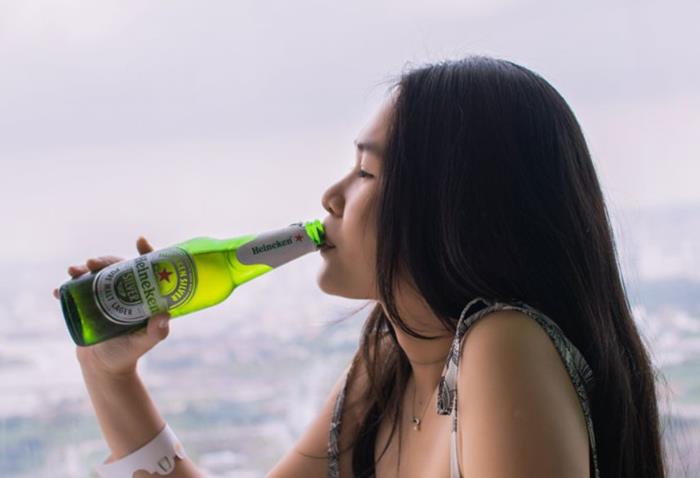 Top +99 Hình Ảnh Cô Gái Buồn Uống Bia Rượu – Nỗi Buồn Khó Tả