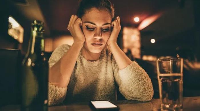 hình ảnh con gái buồn uống bia chờ đợi tin nhắn