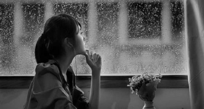 hình ảnh cô gái buồn ngồi bên cửa sổ