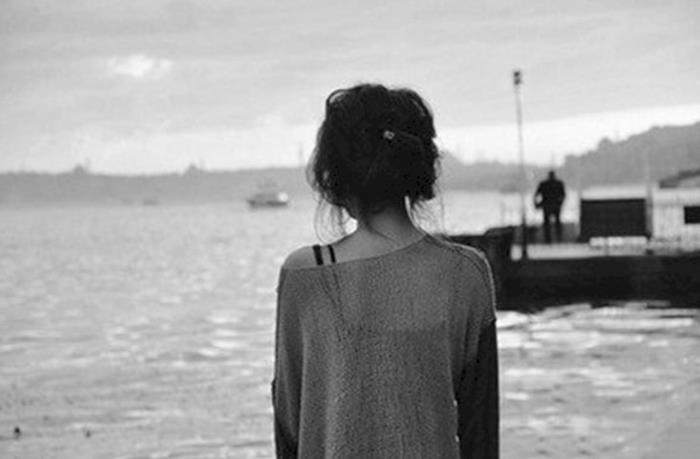 hình cô gái quay lưng nhìn ra biển