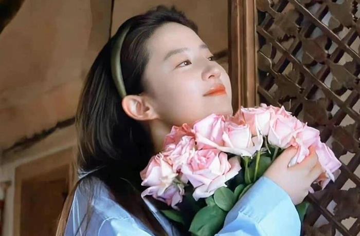 ảnh cô gái mỉm và bó hoa