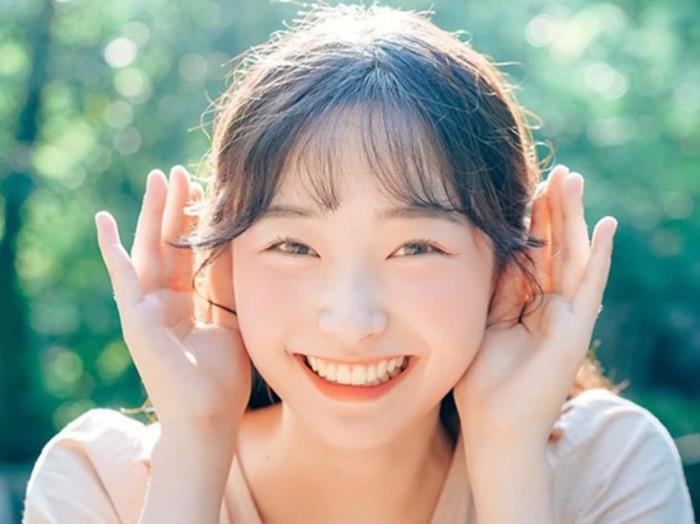 hình cô gái cười tươi dễ thương