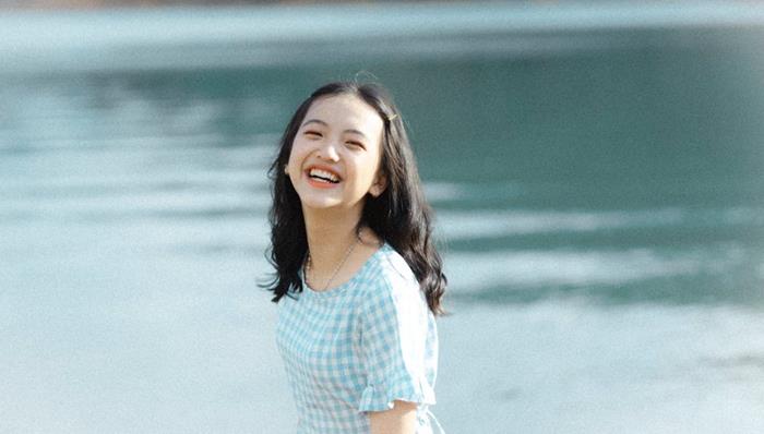 hình cô gái cười tươi rạng rỡ