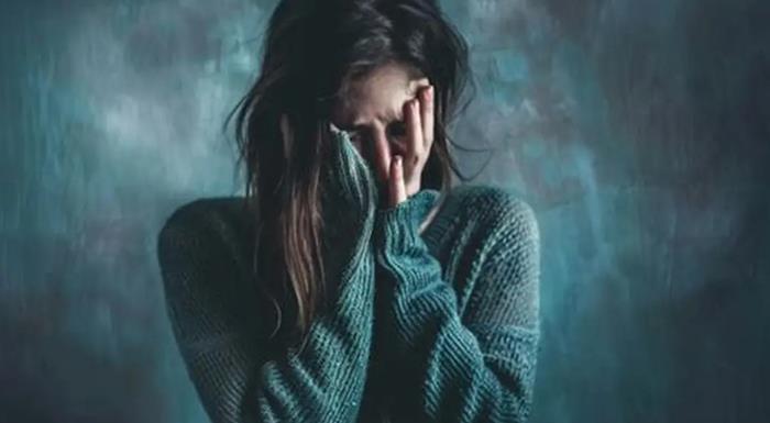 ảnh cô gái khóc che mặt hối tiếc