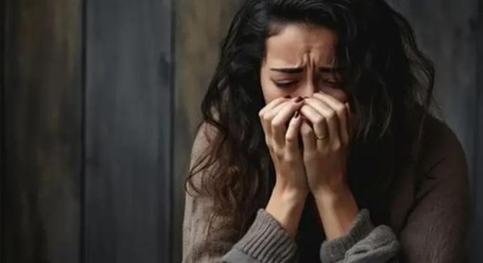 hình cô gái khóc che mặt giấu kín nội tâm
