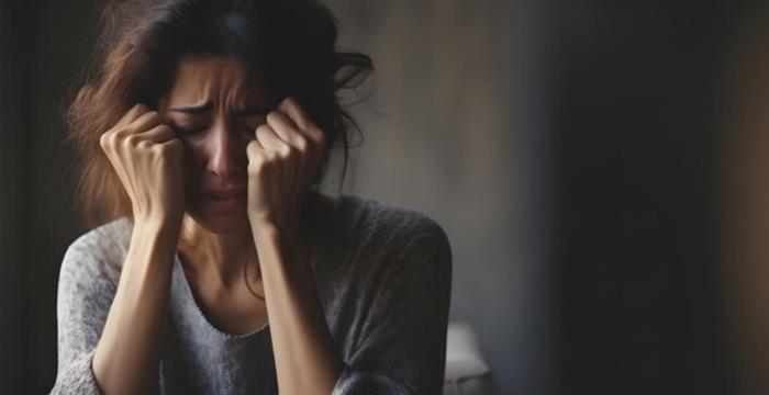 hình cô gái khóc che mặt tuyệt vọng