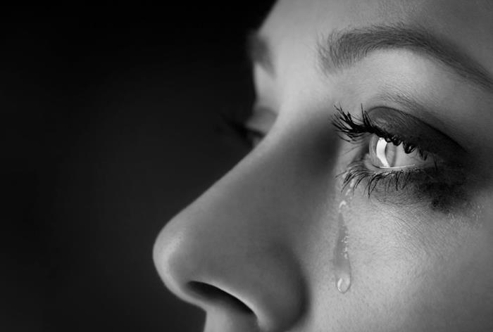 hình cô gái khóc đen trắng đôi mắt vô hồn
