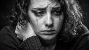 ảnh cô gái khóc đen trắng