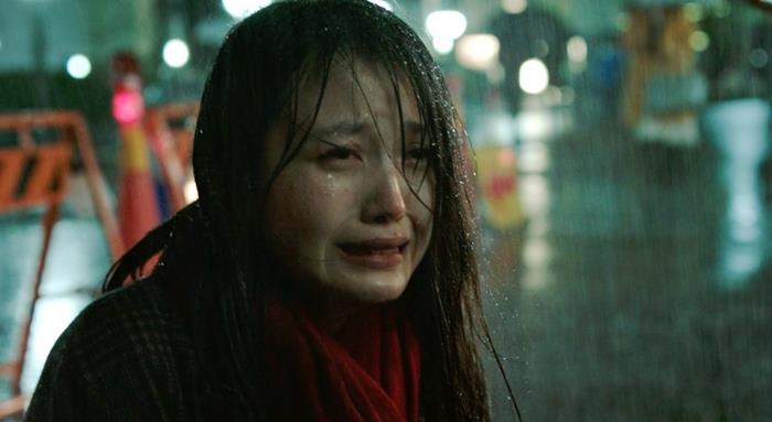 hình cô gái khóc dưới mưa cô đơn giữa đám đông