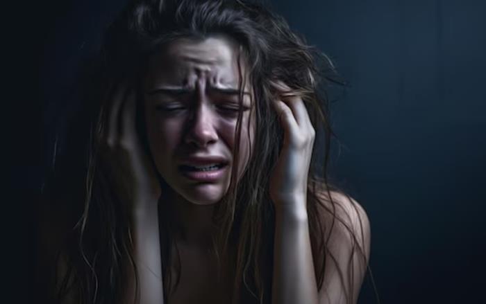 hình cô gái khóc trong đêm chạy trốn nỗi đau