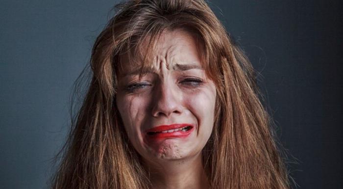 hình cô gái khóc trong đêm mất kiểm soát