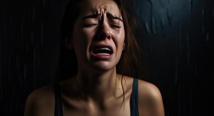 hình cô gái khóc trong đêm nghẹn ngào