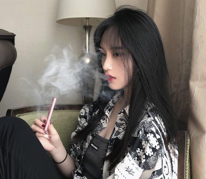 hình cô gái cá tính mạnh mẽ hút thuốc