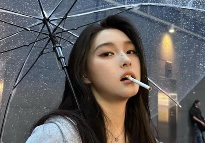 hình cô gái cá tính mạnh mẽ che ô
