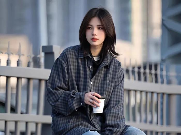 hình cô gái mạnh mẽ buồn nhìn xa xăm