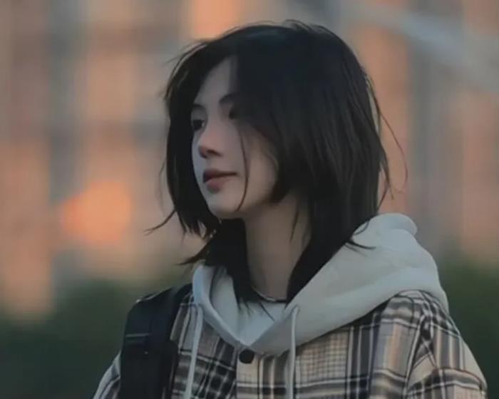 hình cô gái mạnh mẽ buồn trầm tư