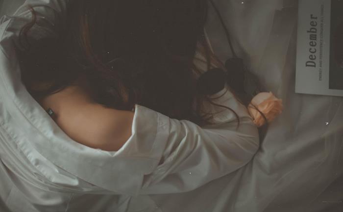 hình ảnh cô gái mệt mỏi nằm gục