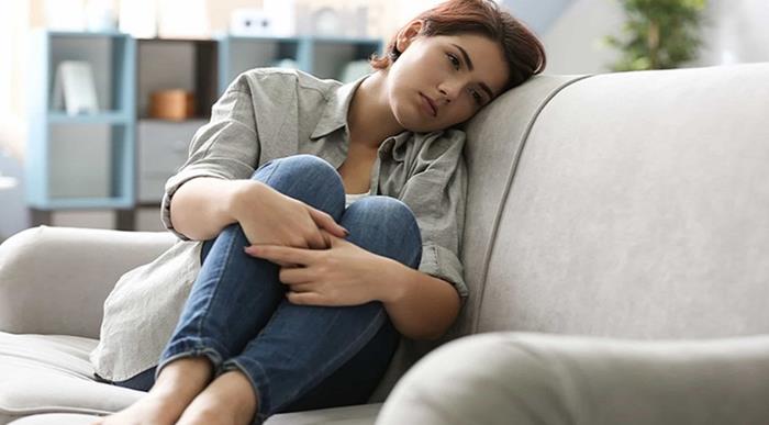 hình ảnh cô gái mệt mỏi dựa ghế