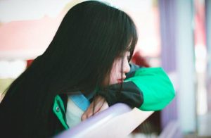 hình ảnh cô gái mệt mỏi thất thần