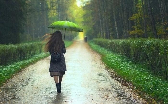 hình ảnh cô gái quay lưng bước đi