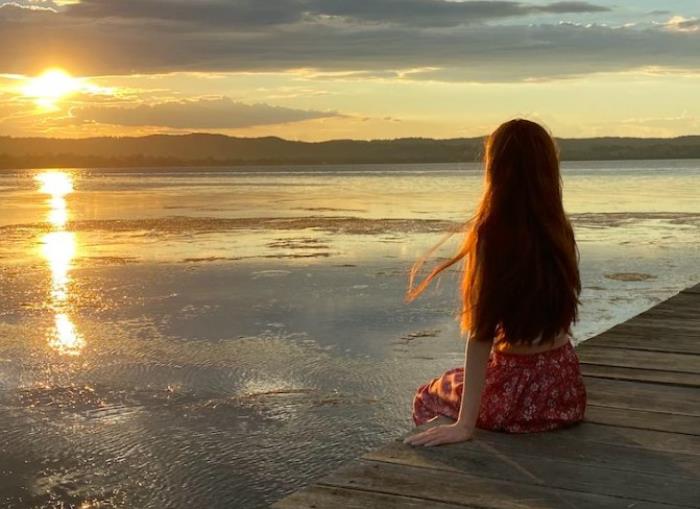 hình cô gái quay lưng đơn giản ngắm hoàng hôn