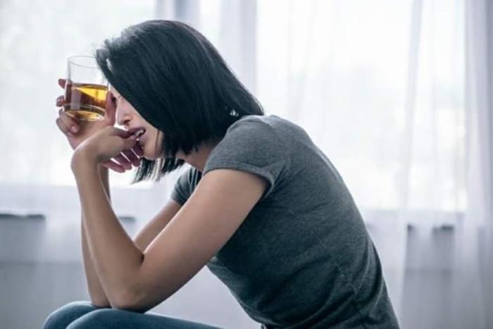 Hình cô gái thất tình uống rượu khóc