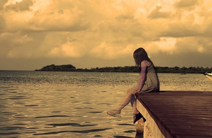 hình cô gái thất tình bên bờ biển trời âm u