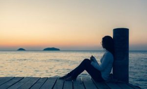 hình cô gái thất tình bên bờ biển lúc hoàng hôn