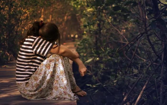 hình cô gái thất tình trong rừng thu đau khổ