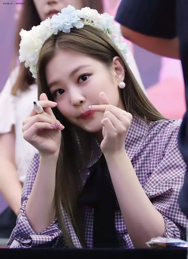Ảnh của Jennie cute khi làm biểu cảm trái tim với tay.
