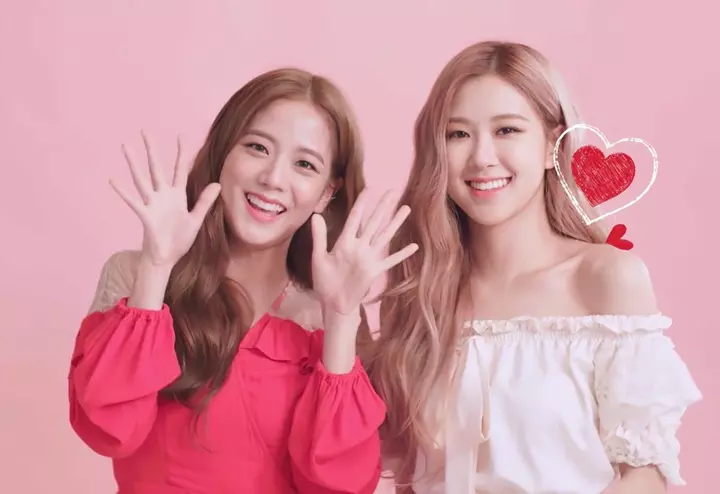 Ảnh Jisoo và Rosé cùng nhau cười đùa