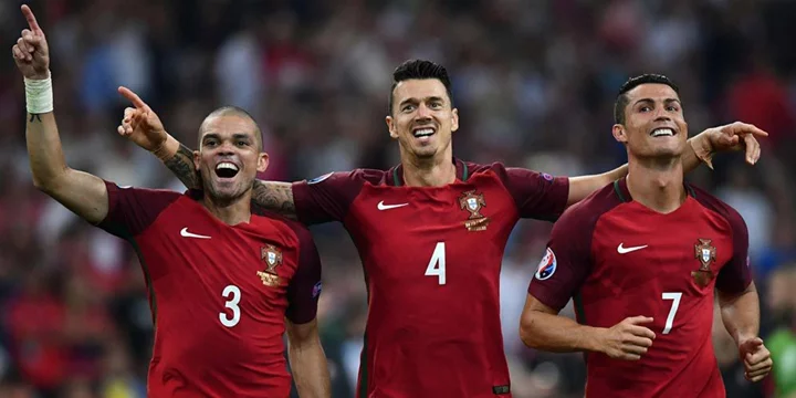 Hình ảnh Ronaldo ăn mừng cùng đồng đội.