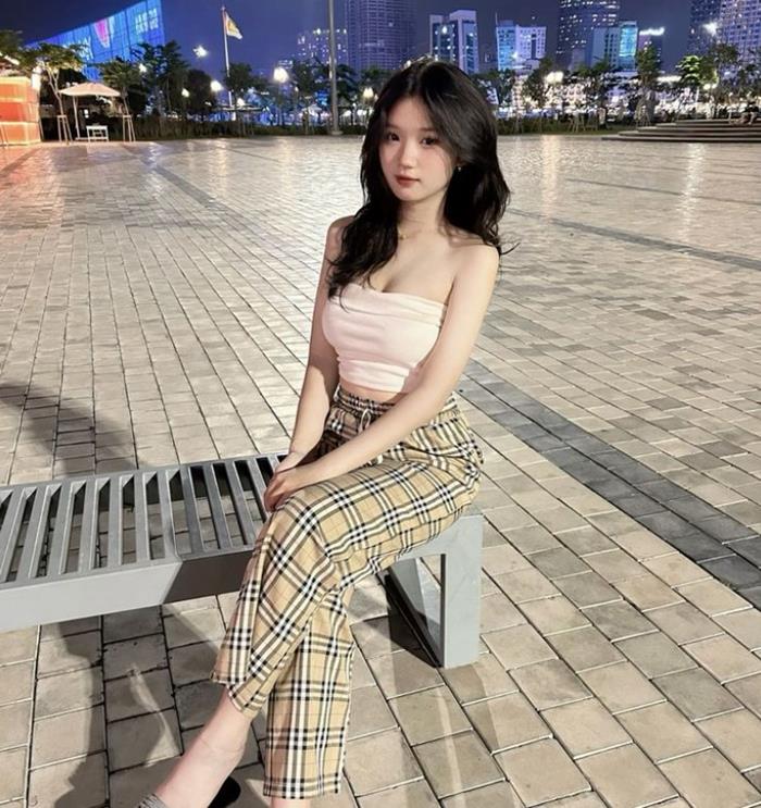gái xinh khoe body trên phố điệu đà