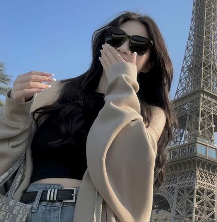 hình gái xinh đeo mắt kính che mặt ngầu