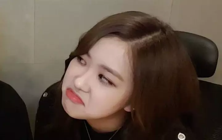 Ảnh Rosé Livestream nhưng “quên mất mình là idol”