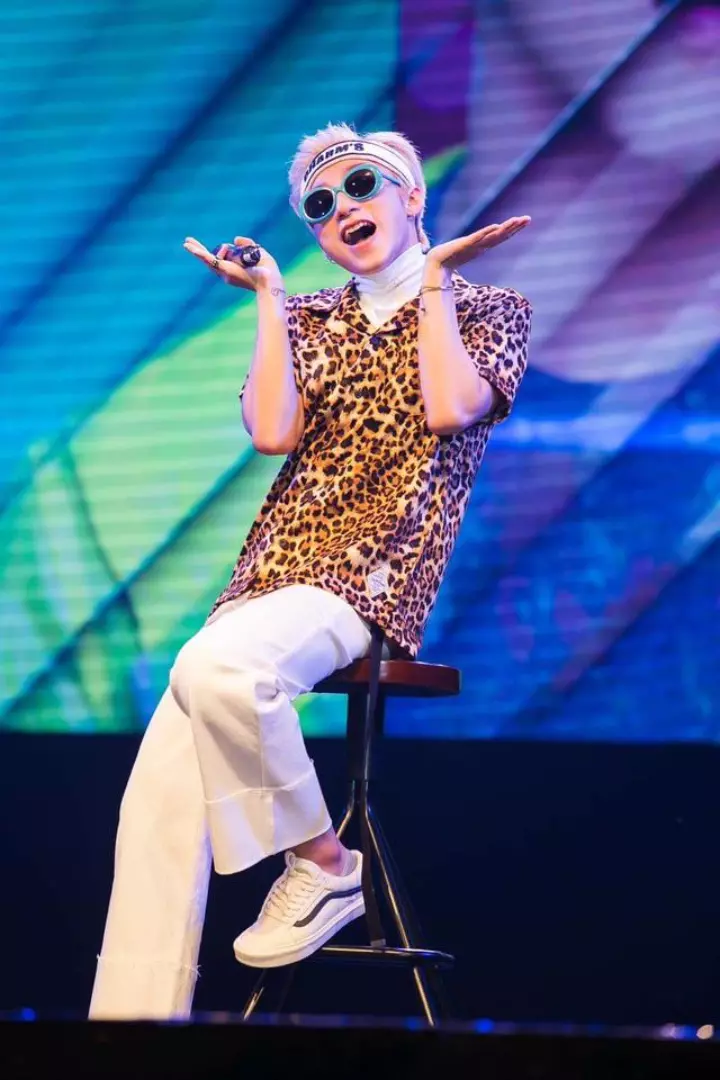 Ảnh dìm Sơn Tùng MTP cute được Sky chia sẻ trên fanpage 