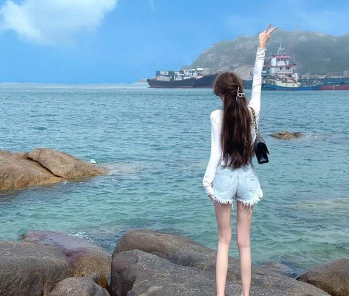 hình gái xinh đứng quay lưng ngắm biển