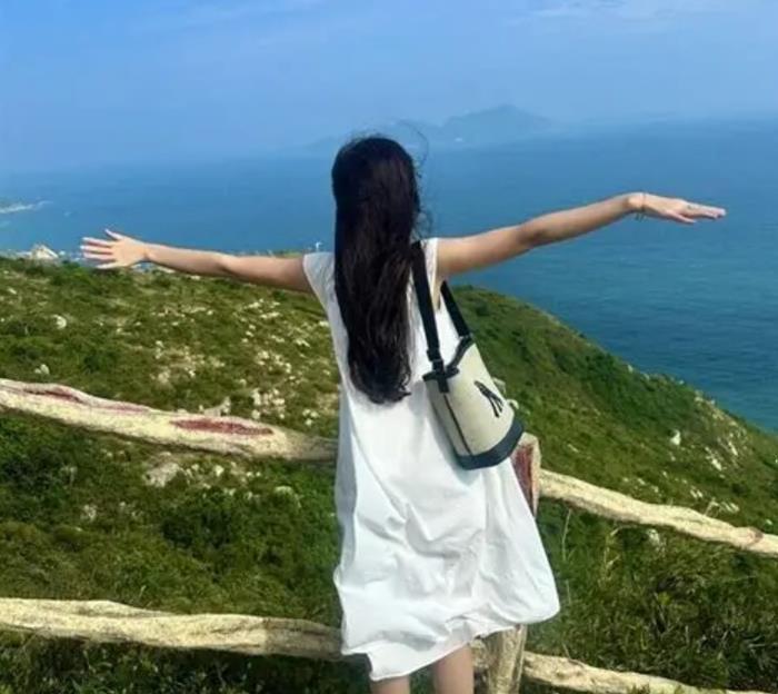 hình gái xinh đứng quay lưng phóng khoáng